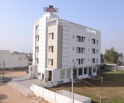 https://imgcld.yatra.com/ytimages/image/upload/t_hotel_yatra_city_desktop/v1470628354/Domestic Hotels/Hotels_Jaipur/Hotel Neelam Paradise/Overview.jpg